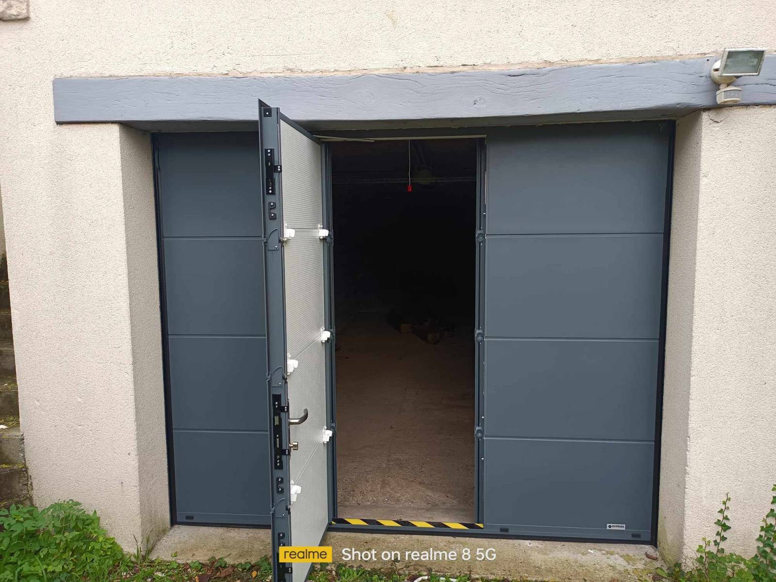 Installation d'une porte de garage sectionnelle GYPASS SOMFY avec portillon intégré