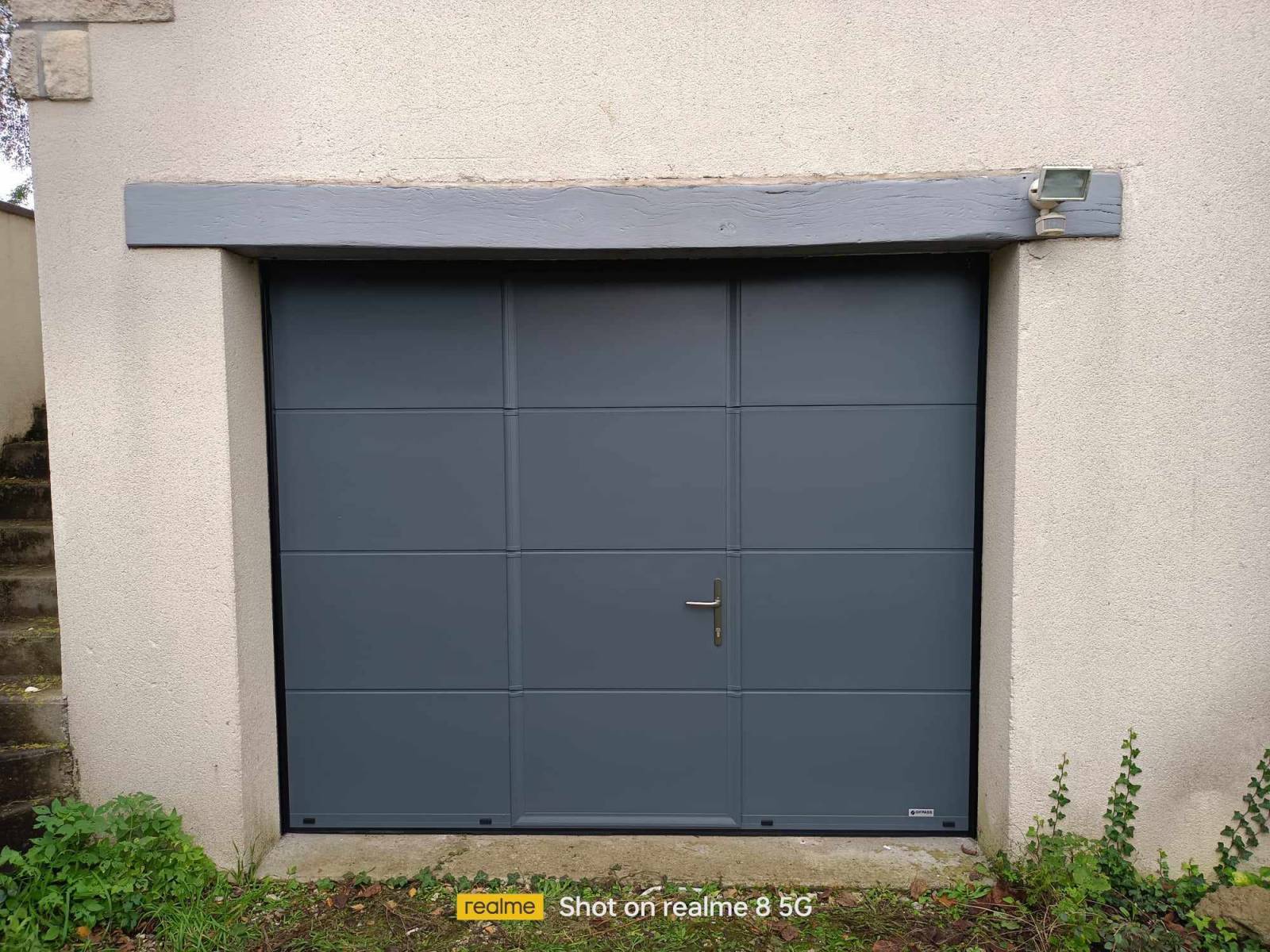 Installation d'une porte de garage sectionnelle GYPASS SOMFY avec portillon intégré