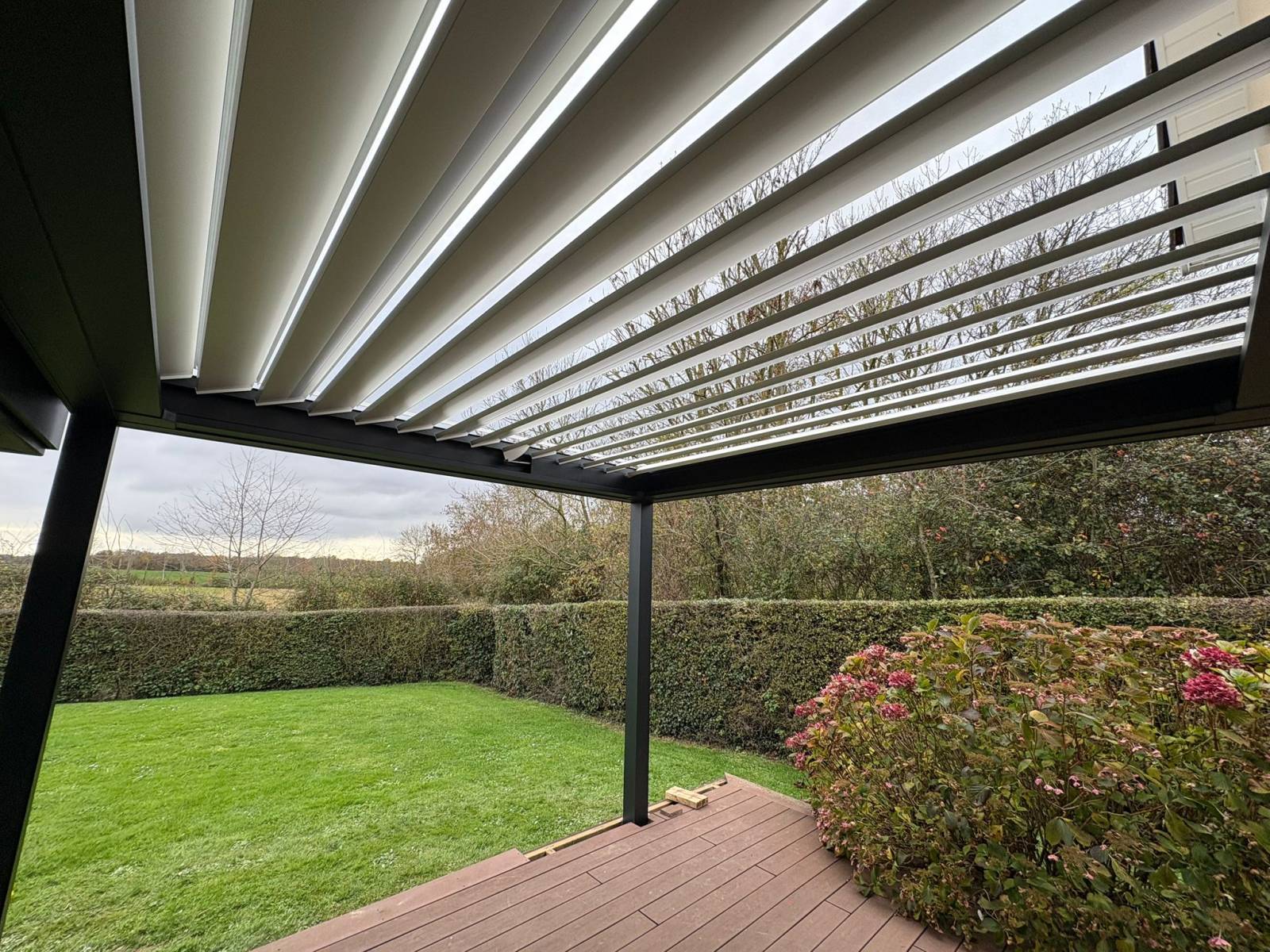 Installation d'une pergola bioclimatique par Techni-Baie sur le secteur de Rouen 76