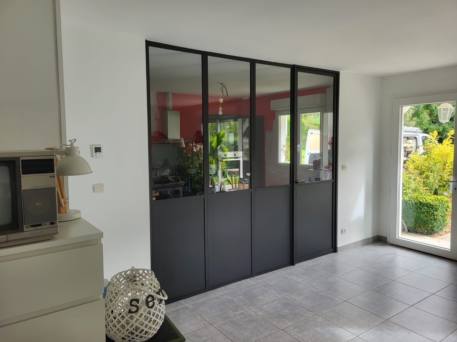 Société de menuiserie secteur Fécamp – Fourniture et pose d'une verrière avec battant entre une cuisine et une salle à manger