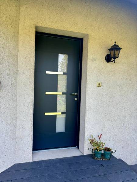 Entreprise spécialisée pour la pose d'une porte d'entrée en aluminium sur le secteur de Rouen 76 en Seine Maritime