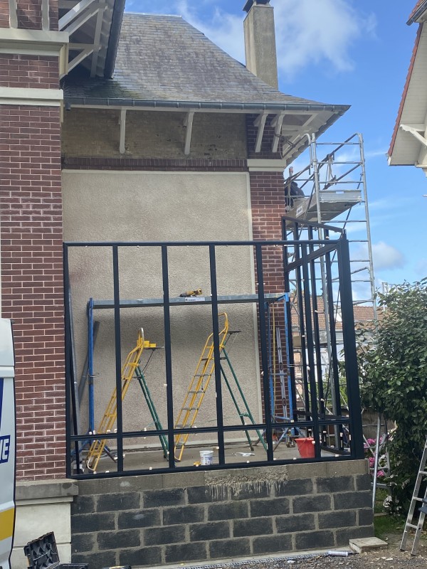 Vente et pose d’une véranda vieil atelier Renoval de teinte noir sablé 2200 à Criel sur mer (76)