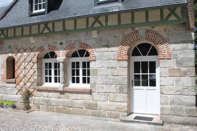 Entreprise spécialiste dans la vente et l'installation d'une porte d'entrée en PVC sur mesure près de Rouen 76