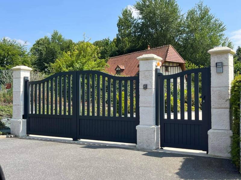 Vente et pose d'un portail battant motorisé avec un portillon intégré en aluminium pour une maison individuelle près de Rouen 76