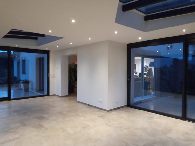 Vente et pose  d’une véranda-extension RENOVAL de teinte noir sablé 2200 près de Duclair (76)